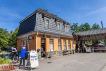 An den Fahrtagen ist das Bahnhofs-Cafe und der Biergarten geöffnet. • © ummeteck.de - Silke Schön
